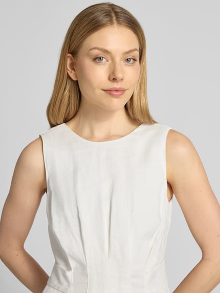 Kobiece modelka nosi Cocktailkleid aus Leinen Modell 'Rosie' od Forever New, czysta biel, okrągły dekolt, krój slim fit, czysta faktura lnu, szerokość w rozmiarze 36: 36 cm, długość pleców w rozmiarze 36: 124 cm, zbliżenie na górną część ciała z przodu.