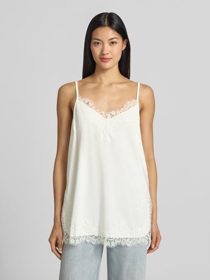Frauenmodel trägt Top mit Spitzenbesatz Modell 'BICCO' von FREE/QUENT in Weiß, Relaxed Fit, Spaghettiträger, Material-Mix, Ganzkörperansicht von vorne.