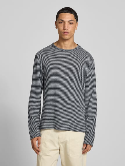 Männermodel trägt Regular Fit Longsleeve aus mix van katoen en linnen van Officine Générale, Heren shirt met lange mouwen met ronde hals, regular fit, effen design, ruglengte bij maat M: 66 cm, Ganzkörperansicht von vorne.