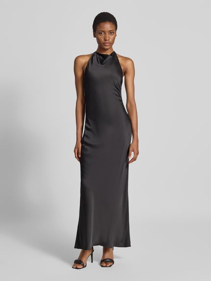 Vrouwenmodel draagt avondjurk met viscose van Forever New, satijn, halter, watervalhals, mouwloos, maxilengte, nauwsluitend, zwart. Ganzkörperansicht van voren. Context: Dames avondjurk van Forever New, materiaalmix met viscose, nauwsluitende pasvorm, satijn, halter met haakjessluiting, watervalhals, mouwloos design, maxilengte, sierknoop achter met sleep, ruglengte bij maat 36: 113 cm, borstwijdte bij maat 36: 32 cm.