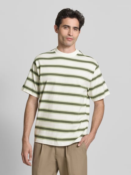 Männermodel trägt Regular Fit T-Shirt mit Rundhalsausschnitt von Casual Friday aus reiner Baumwolle, gestreiftes Muster, Ganzkörperansicht von vorne. Herren T-Shirt, Kurzärmelig, Rückenlänge bei Größe M 74 cm.