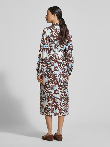 Vrouwenmodel draagt Hemdblusenkleid aus Viskose-Mix mit Bindegürtel van JAKE*S STUDIO WOMAN, a-lijn, midi, allover print, rugaanzicht.