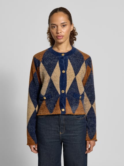 Vrouwenmodel draagt Regular Fit Jacke in Strick-Optik van MORE, tricotlook met ruitpatroon, ronde hals, knoopsluiting, steekzakken, ruglengte maat 36: 51 cm, mouwlengte maat 36: 62 cm, vooraanzicht van het volledige lichaam.