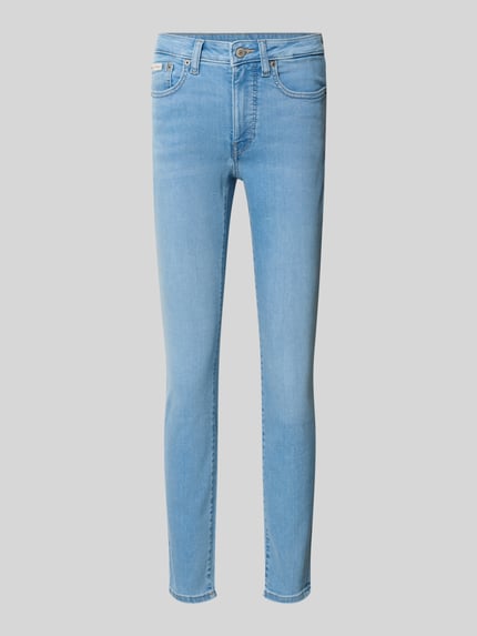 Produktfoto, Slim Fit Jeans mit Logo-Patch von Calvin Klein Jeans im klassischen 5-Pocket-Design, hellblauer Baumwoll-Mix, Knopf-Reißverschluss