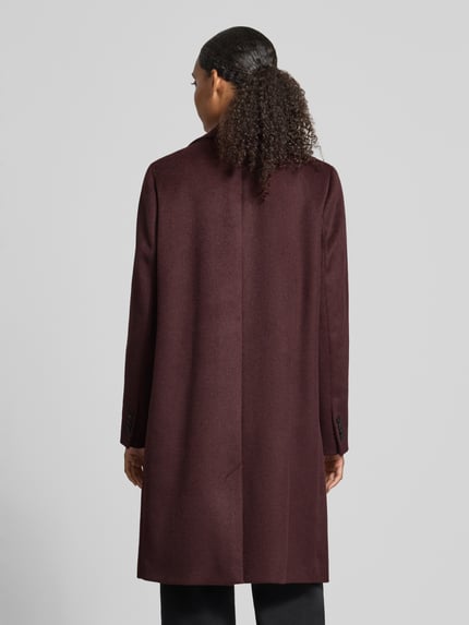 Frauenmodel trägt Regular Fit Mantel mit Woll-Anteil von s.Oliver RED LABEL in Dunkelrot, glatte Textur, Ganzkörperansicht Rückansicht.