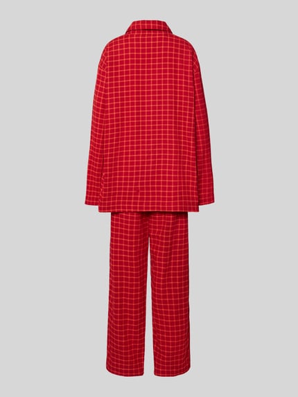 Männermodel trägt Pyjama mit Knopfleiste von Calvin Klein Underwear in Rot mit gelbem Karomuster, Reine Baumwolle, Lockerer-Schnitt, Kentkragen, Elastischer Bund, Ganzkörperansicht Rückansicht.