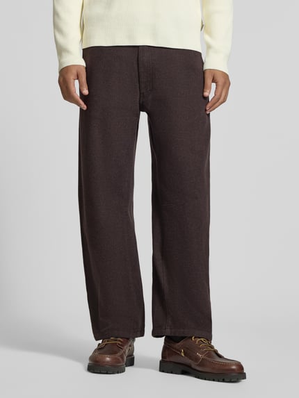Männermodel trägt donkerbruine Straight Fit stoffen broek uit katoenmix Model 'GONAGO' van DRYKORN met steekzakken, knoop- en ritssluiting, bandwijdte 45 cm, binnenbeenlengte 69 cm, Ganzkörperansicht von voren.