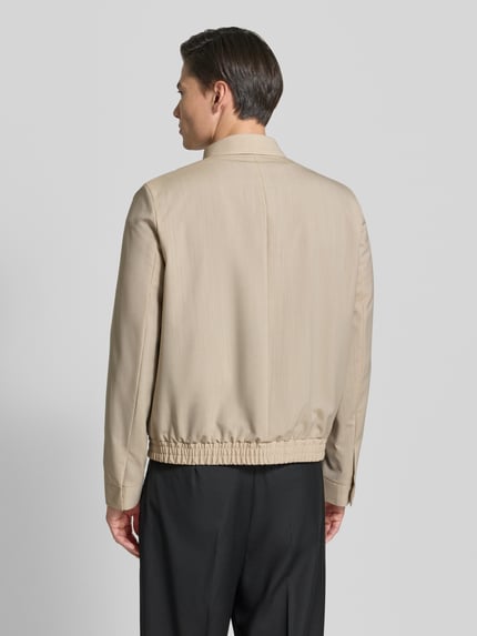 Männermodel trägt Regular Fit blouson aus scheerwolmix Modell 'HELLYS251X' van HUGO in effen kleuren, rompzoom elastisch, lange mouw, zij-steekzakken, binnenzak, platte kraag, ritssluiting, ganzkörperansicht rückansicht.