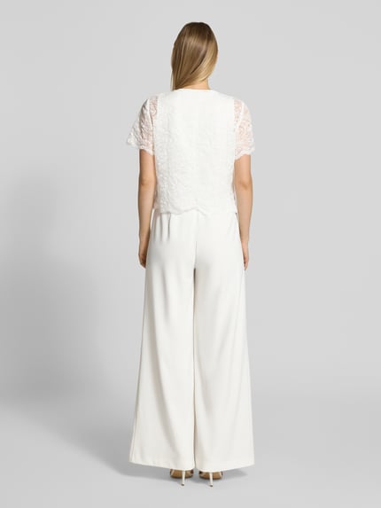 Kobiece modelka nosi Regular Fit Jumpsuit mit Spitzenbesatz od Vera Mont w kolorze białym, elastyczna mieszanka materiałów, cekinowe obszycie, z krótkim rękawem, okrągły dekolt, listwa guzikowa, długość tyłu w rozmiarze 36: 50 cm, szerokość w rozmiarze 36: 47 cm, długość rękawów w rozmiarze 36: 20 cm, całkowita długość w rozmiarze 36: 157 cm, długość wewnętrzna nogawki w rozmiarze 36: 81 cm, całe ciało z tyłu.