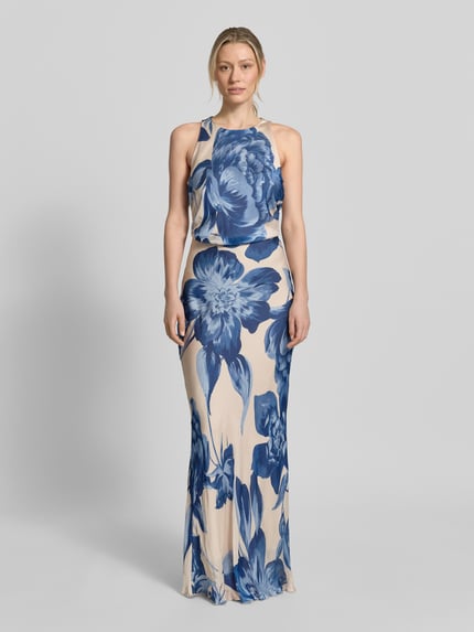 Kobiece modelka nosi sukienkę wieczorową 'Abendkleid mit rückseitigem Schlüsselloch-Ausschnitt' od Rinascimento, satyna, wzór z syrenką, długa sukienka, okrągły dekolt, marszczenia, wycięcie w kształcie łezki z tyłu, długość tyłu w rozmiarze S: 161 cm, szerokość w rozmiarze S: 47 cm, jasne tło, odcienie niebieskiego i beżu, widok całego ciała z przodu.