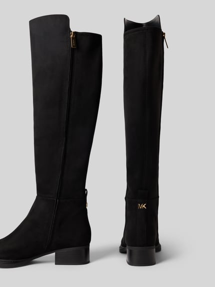 Productfoto, zwarte Stiefel mit Label-Detail van MICHAEL Michael Kors, afgeronde vorm, metallic logo, hoge schacht, blokhak, gladde zool