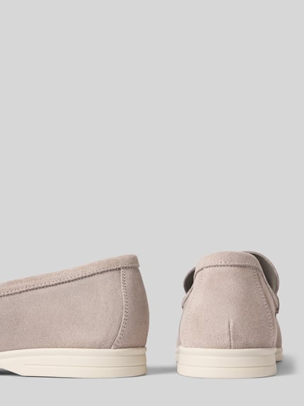 Produktfoto, Loafers aus Leder Modell 'Mayne' von Steve Madden für Herren in Beige, abgerundete Spitze, Schlupfform, strukturierte Veloursleder-Oberfläche, Absatzhöhe 2 cm, Schafthöhe 7 cm, Schaftweite 6 cm, neutrale Farbtöne und weiche Textur.
