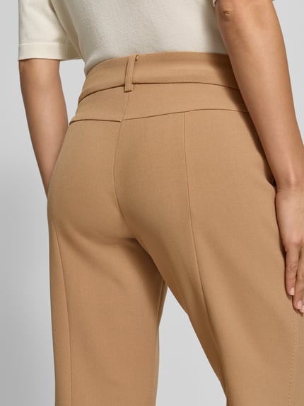 Frauenmodel trägt Regular Fit Schmale Hose mit Viskose-Baumwoll-Anteil Modell 'FARAH' von CAMBIO in Beige, Detailaufnahme, Damen Schmale Hose.