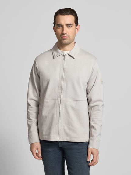 Männermodel trägt Regular Fit Sweatjacke aus Baumwoll-Mix Modell 'PE_TWIST' von BOSS Orange, Optik: Unifarben, Ganzkörperansicht von vorne.