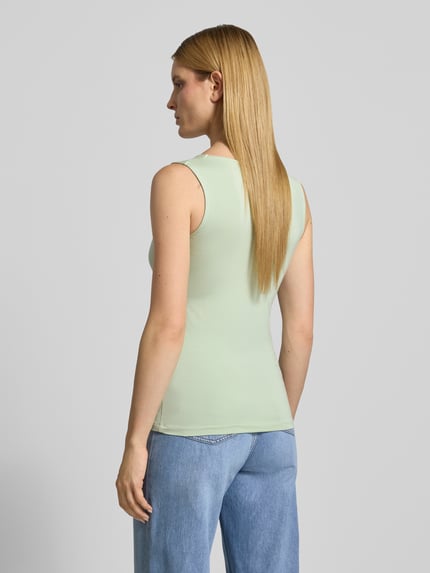 Vrouwenmodel draagt top met V-hals model 'Marica' van Soyaconcept, mix van lyocell en elastaan, slim fit, ruglengte maat S 60 cm. Ganzkörperansicht Rückansicht.