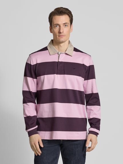 Männermodel trägt Regular Fit Poloshirt mit Streepmotief en Labelstitching van Fynch-Hatton, puur katoen, polokraag, knoopsluiting, shirt met lange mouwen, ruglengte maat M 73 cm, mouwlengte maat M 67 cm, vooraanzicht bovenlichaam.