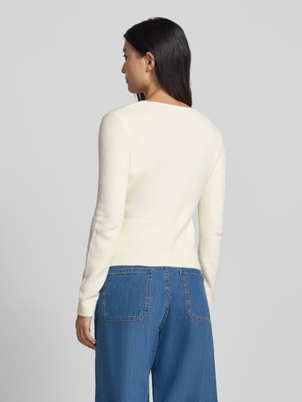 Frauenmodel trägt Regular Fit Wickeljacke mit Baumwoll-Anteil in Strick-Optik von Oui in Offwhite, Rückenansicht, Damenmode Kontext.