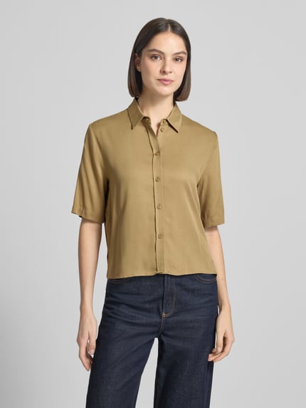 Frauenmodel trägt Kurzarmbluse aus Viskose mit 1/2-Arm von JAKE*S STUDIO WOMAN in Beige, Slim-Fit, Kentkragen, Ganzkörperansicht von vorne.