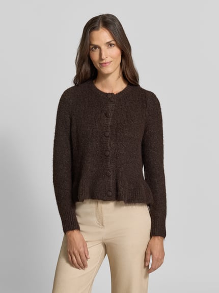Frauenmodel trägt Regular Fit Strickjacke mit Woll-Anteil Modell 'Bows' von VILA, elastisches Material, braun, Knopfleiste, Nahaufnahme Oberkörper.