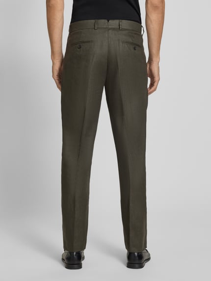 Männermodel trägt Regular Fit Anzughose aus reinem Leinen Modell 'BAILEY' von SELECTED HOMME in Oliv, Herren, Ganzkörperansicht Rückansicht.