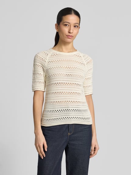 Frauenmodel trägt Strickshirt mit Rundhalsausschnitt von Jake*s Casual, Reine Baumwolle, Regular-Fit, Rollsaum, neutrale Farben, Ganzkörperansicht von vorne.
