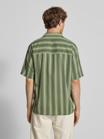 Männermodel trägt Regular Fit Freizeithemd mit Reverskragen Modell 'HOWIE' von Redefined Rebel, Allover-Look in Grün und Weiß, Reine Baumwolle, Schulterbreite 60 cm, Rückenlänge 60 cm, Ärmellänge 30 cm, Ganzkörperansicht Rückansicht.