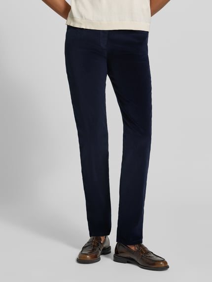 Frauenmodel trägt Slim Fit Jeans aus Baumwoll-Viskose-Mix Modell 'Pamina' von Raphaela By Brax in Dunkelblau, Ganzkörperansicht von vorne, Damen Slim Fit Jeans von Raphaela By Brax