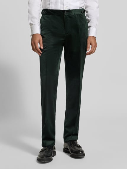 Männermodel trägt Slim Fit Anzug aus Samt von Lindbergh in dunklem Grün, glatte Struktur, glänzende Optik, Nahaufnahme Unterkörper. Herren Anzug von Lindbergh, Sakko und Anzughose mit Details wie Schalkragen, Knopfverschluss, Einstecktuch und Haken-, Knopf- sowie Reißverschluss.