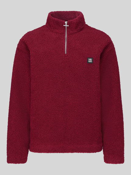 Produktfoto, Sweatshirt mit Logo-Patch Modell 'Derylong' von HUGO in bordeaux, Fleece-Oberfläche, Strukturmuster, hoher Troyerkragen, Reißverschluss.