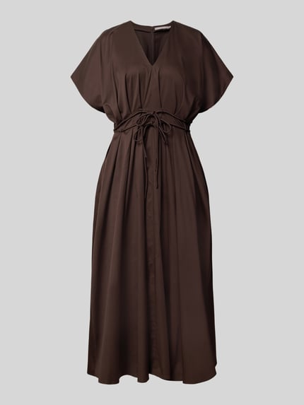 Produktfoto, Cocktailkleid mit V-Ausschnitt und Schnürung von Christian Berg Cocktail aus Baumwoll-Elasthan-Mix, A-Linie, Midikleid, braune Farbe, glatte Textur, Rückenlänge bei Größe 36: 126 cm, Brustweite: 46 cm, Ärmellänge: 19 cm.