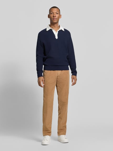 Männermodel trägt Regular Fit Cordhose aus Baumwollmix von Hiltl in Beige, unifarben, vorne seitliche Taschen, Ganzkörperansicht von vorne.