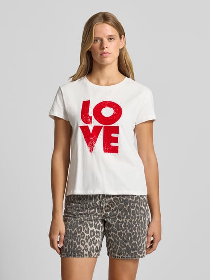 Frauenmodel trägt Regular Fit T-Shirt aus reiner Baumwolle Modell 'BEATRISA' von Pepe Jeans, weiß mit rotem Aufdruck, Damen T-Shirt, Ganzkörperansicht von vorne.