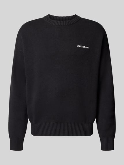 Produktfoto, schwarzer Regular Fit Strickpullover aus reiner Baumwolle von PEGADOR, rundhals, Logo-Stickerei, gerippte Abschlüsse