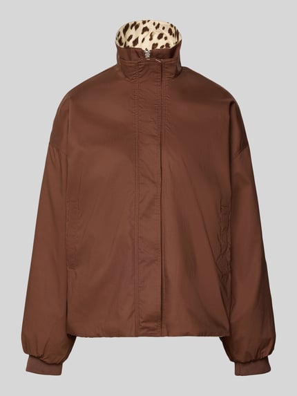 Produktfoto, Wendejacke aus reiner Baumwolle Modell 'Amine' von OH APRIL in Braun mit geraden Formen und weicher Textur, beidseitig tragbar