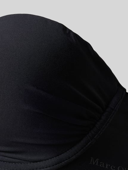 Frauenmodel trägt Bikini-Oberteil mit Klickverschluss von Marc O'Polo, Optik: Unifarben, vorgeformt, Raffung, Nahaufnahme Oberkörper.