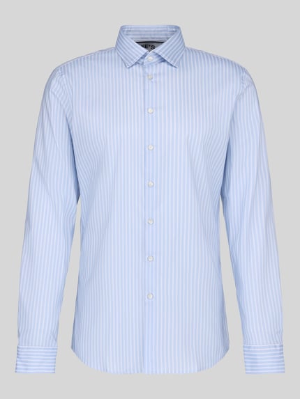 Produktfoto, Slim Fit Businesshemd mit extra langem Arm von Jake*s in Hellblau mit weißen Streifen, Kentkragen, elastischer Material-Mix