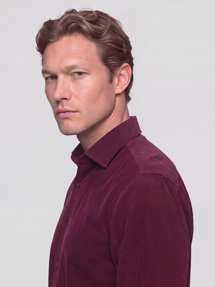 Männermodel trägt Regular Fit Businesshemd mit Cordstruktur von Seidensticker, unifarben, Kentkragen, Nahaufnahme Oberkörper