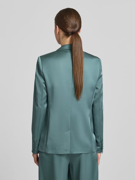 Modelka kobieca ma na sobie Slim Fit Blazer mit Paspeltaschen od Jake*s Cocktail, satynowy, zielony, krój slim fit, długość tyłu w rozmiarze 36: 65 cm, całkowity widok z tyłu.