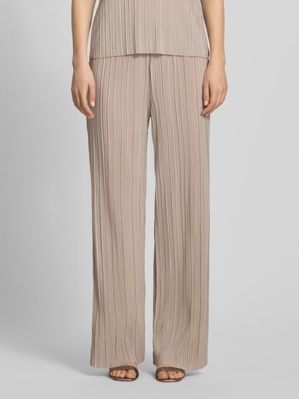 Frauenmodel trägt Wide Leg Hose mit Plisseefalten Modell 'PLISA' von Vila im sandfarbenen Material-Mix mit Viskose-Anteil, Nahaufnahme Unterkörper