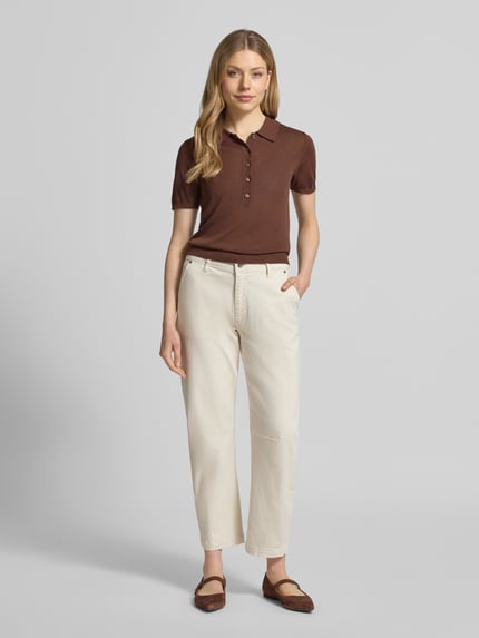 Frauenmodel trägt Barrel Jeans mit Eingrifftaschen und Gesäßtaschen von Buena Vista aus beigefarbenem Baumwoll-Mix mit Stretch-Anteil, Loose-Fit, sichtbarer Knopf-Reißverschluss, Bundweite in Größe S 38 cm, Innenbeinlänge 68 cm, stückgefärbt, glatte Struktur, Ganzkörperansicht von vorne.