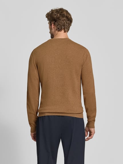 Männermodel trägt Strickpullover aus Baumwoll-Kaschmir-Mix mit Rundhalsausschnitt von MCNEAL in Braun, Regular Fit, Ganzkörperansicht Rückansicht.