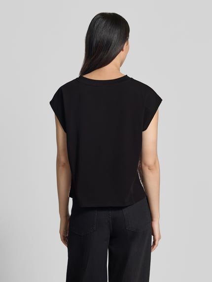 Frauenmodel trägt Blusenshirt mit Knotendetail von Christian Berg Woman Selection aus schwarzem Satin, Regular-Fit, Rundhalsausschnitt, Rückenlänge 52 cm bei Größe 36, Ganzkörperansicht Rückansicht.