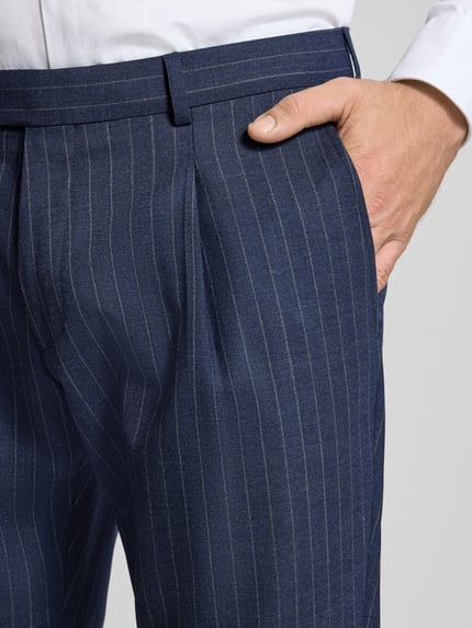 Männermodel trägt Anzughose aus Schurwolle-Mix mit Bügelfalte von HECHTER PARIS, feine Streifen, seitliche Eingrifftaschen, Nahaufnahme Oberkörper. Kontext: Schurwolle-Mix mit Stretch-Anteil, Straight Fit, Knopf-, Haken- und Reißverschluss, seitliche Eingrifftaschen, Gesäßleistentaschen mit Knopfverschluss, Bundweite bei Größe 50: 45 cm, Innenbeinlänge bei Größe 50: 82 cm.