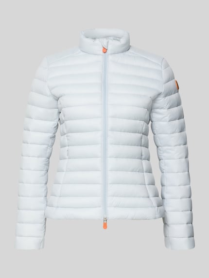Produktfoto, lichtblauwe Slim Fit Steppjacke gefüttertem Stehkragen Modell 'Carly' van SAVE THE DUCK met horizontale stiksels, gladde textuur, tweewegritssluiting en ritszakken