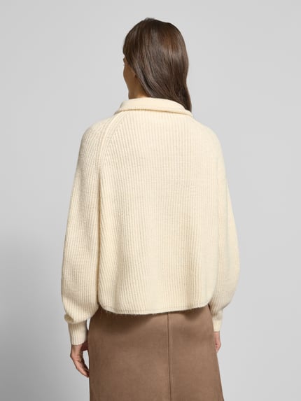 Modelka kobieca nosi Regular Fit Pullover mit Woll-Alpaka-Anteil Modell 'Poy' od OPUS, kremowy sweter w prążki, tkanina mieszana, widok całej sylwetki od tyłu.