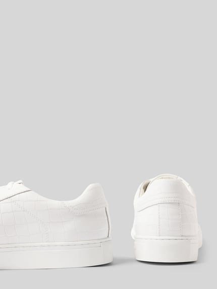Produktfoto, białe sneakersy z aplikacją z logo, model 'Essence' od Hide&Jack, wężowy wzór, zaokrąglony krój, wiązanie, wysokość obcasa 3 cm, wysokość cholewki 7 cm, szerokość w rozmiarze 44: 10 cm