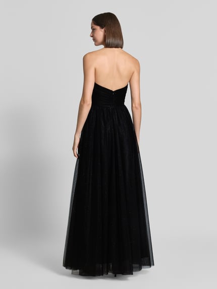 Vrouwenmodel draagt avondjurk met Hartvormige hals en sjaal van Mascara, chiffon, A-lijn, Maxi-jurk, rugdecolleté, ruglengte maat 36: 130 cm, borstwijdte maat 36: 33 cm. Ganzkörperansicht Rückansicht.