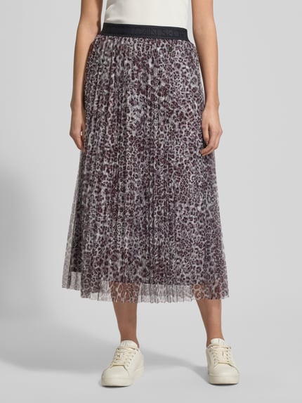 Vrouwenmodel draagt Midirok in plooienlook met all-over dierenprint van Marc Cain, lichte A-lijn, elastische band, logostitching, tot. lengte 86 cm, bandwijdte 38 cm, maat 36. Ganzlichaamsaanzicht van voren.
