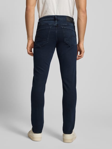 Männermodel trägt Slim Fit Jeans mit 5-Pocket-Design von G-Star, Baumwoll-Shetlandwoll-Mix mit Stretch-Anteil, Ganzkörperansicht Rückansicht.