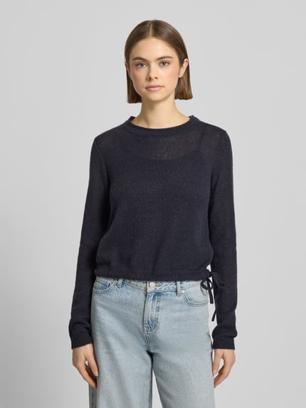 Vrouwenmodel draagt donkerblauwe Rundhals Pullover met Tunnelzug van Review, losse pasvorm, geribde boorden, voorkant volledige lichaamsaanzicht.